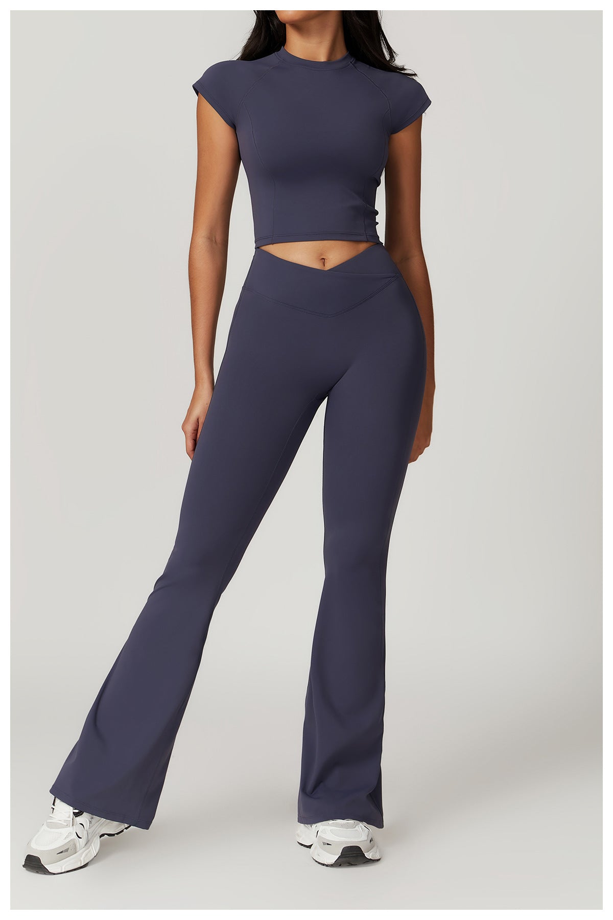 Vrouw draagt Power Flex Set Winter, flare legging en shirt, frontaal