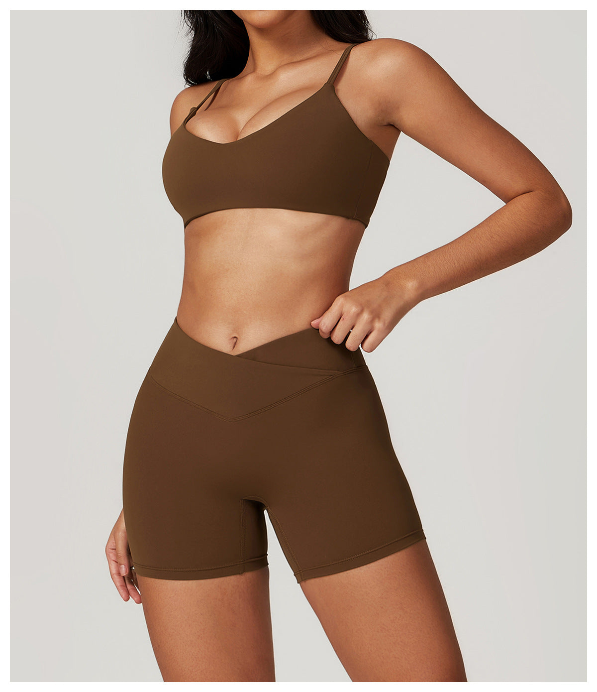Vrouw draagt Power Flex Set Zomer, shorts en sportbh, frontaal aanzicht